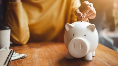 Altersvorsorge: Frau mit Sparschwein