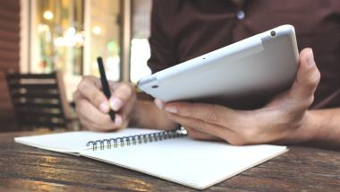 Minijob: Mann notiert etwas