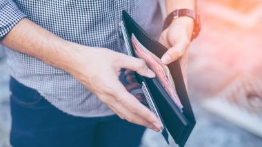 Mann mit Geldbeutel in der Hand