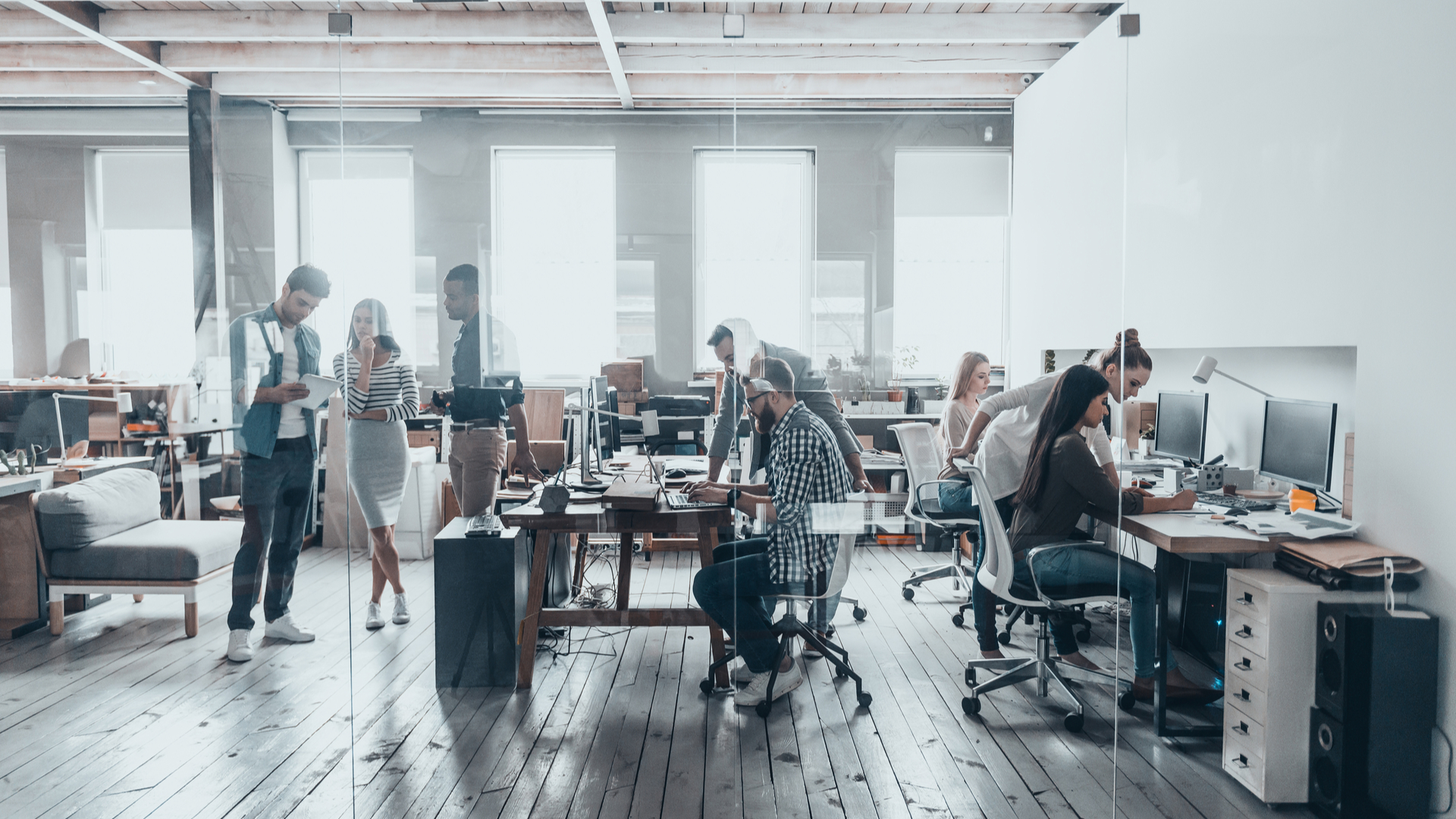 Menschen arbeiten in einem Büro